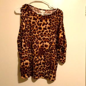 Leopard print rouched cold shoulder 3/4 length sleeve top.